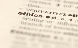 Hemera Technologies/AbleStock.com/Getty Images El profesionalismo y la ética de trabajo son dos características importantes en el entorno de la pequeña empresa.