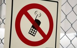 Jupiterimages/Photos.com/Getty Images Recordatorios como carteles ayudan a los propietarios de pequeñas empresas a hacer frente al abuso del teléfono celular.