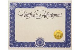 Comstock/Comstock/Getty Images Llena el certificado por el primer aniversario con palabras afirmativas que dejen un recuerdo positivo.