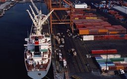 Jupiterimages/Photos.com/Getty Images Un gerente de logística debe determinar la manera que de obtener la mayor relación costo-beneficio al transportar los bienes de la compañía.