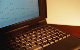 Stockbyte/Stockbyte/Getty Images En Microsoft Excel, puedes utilizar una fórmula para comparar dos documentos similares en libros diferentes.