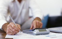 George Doyle/Stockbyte/Getty Images Muchos puestos de trabajo de contabilidad implican tareas técnicas de procesamiento de transacciones contables.