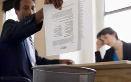 Creatas Images/Creatas/Getty Images Listar trabajos anteriores de la forma incorrecta puede ocasionar que tu currículum vitae vaya a la trituradora de papel.