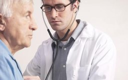 Hemera Technologies/AbleStock.com/Getty Images Los cardiólogos no invasivos utilizan métodos menos intrusos para diagnosticar y tratar problemas del corazón.