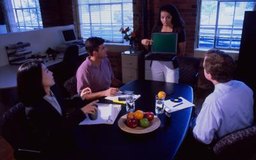 Thinkstock Images/Comstock/Getty Images Forma una corporación al iniciar un negocio de tarjetas para separar el negocio de tus bienes personales.