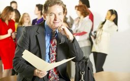 Jupiterimages/Photos.com/Getty Images Una entrevista realizada para contratar a un director ejecutivo suele durar una hora, durante la cual la junta le hace al candidato cuatro o cinco preguntas eficaces.