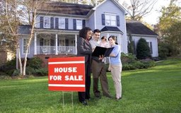 Thinkstock Images/Comstock/Getty Images Las estrategias de marketing informan a las masas sobre tu negocio, mientras que las estrategias de ventas se utilizan para cerrar el trato.
