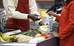 Jupiterimages/Brand X Pictures/Getty Images Si piensas en abrir una tienda de abarrotes, debes tener en consideración que tendrás grandes competidores.