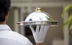 Jupiterimages/Goodshoot/Getty Images A menudo tiene más sentido aplicar la estrategia de precios diferenciales a productos intangibles por la variación de los costos que los distintos consumidores pueden afrontar.