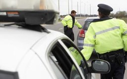 Jupiterimages/Photos.com/Getty Images Muchos oficiales de policía pasan la mayor parte de su tiempo haciendo cumplir las leyes de tránsito.
