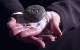 Hemera Technologies/AbleStock.com/Getty Images Una de las cuestiones éticas fundamentales en negocios es la confianza entre una empresa y sus clientes.