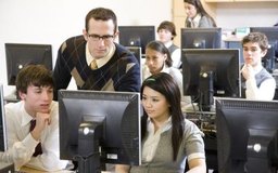 Jetta Productions/Lifesize/Getty Images Contribuye a la actualización de los empleados que trabajan en las empresas de tu ciudad abriendo una escuela de cómputo.