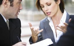 Hemera Technologies/AbleStock.com/Getty Images Las relaciones entre empleados en el lugar de trabajo son importantes para reducir el movimiento de empleados, incrementando la productividad y promoviendo la creatividad.