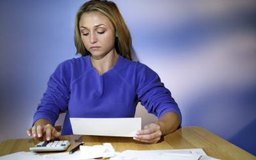 Thinkstock/Comstock/Getty Images Para calcular los costos de producción, debes considerar los costos de materiales y mano de obra por separado.