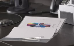 Comstock Images/Stockbyte/Getty Images Aunque los principios subyacentes de la contabilidad son los mismos en muchas organizaciones, la persona en la parte superior del organigrama puede ser bastante diferente.