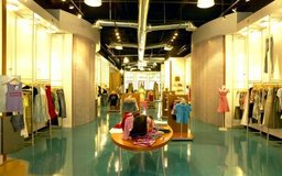 Jupiterimages/Photos.com/Getty Images Las boutiques minoristas exclusivas pueden ser exitosas en los centros comerciales en una economía estable y próspera.