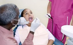Creatas Images/Creatas/Getty Images Los dentistas aprenden a evaluar y asesorar a los pacientes con un programa acreditado en una escuela de odontolgía.