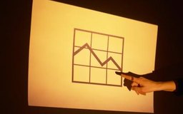 Hemera Technologies/AbleStock.com/Getty Images Los gerentes de ventas utilizan los informes de ventas para analizar las tendencias en determinados períodos de tiempo.