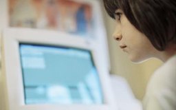 BananaStock/BananaStock/Getty Images Los cursos de formación en línea pueden llegar a más personas que los métodos tradicionales de capacitación, ya que una conexión a Internet es todo lo que se requiere.