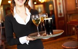 Jupiterimages/Photos.com/Getty Images En entrenamiento práctico ayuda a que los nuevos administradores de restaurantes aprendan todos los pormenores.