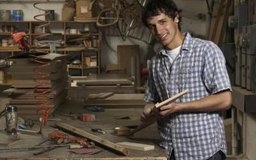 Jupiterimages/Photos.com/Getty Images Abrir un negocio de fabricación de muebles implica contar con los permisos necesarios, además del espacio físico y múltiples herramientas.