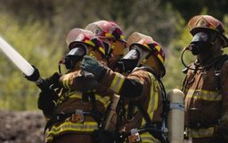 Photodisc/Photodisc/Getty Images Los bomberos necesitan una certificación en medicina de emergencia y paramédicos, así como las credenciales de sus estados.