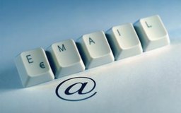 Medioimages/Photodisc/Photodisc/Getty Images A diferencia de Gmail, Hotmail and AOL Mail, Outlook es un programa que se aloja en una computadora individual y no en Internet.