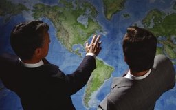 Jupiterimages/Photos.com/Getty Images Una empresa puede hacer crecer su mercado adquiriendo a otras del mismo sector en un punto geográfico diferente.