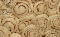 Hemera Technologies/AbleStock.com/Getty Images Las pastelerías pueden recortar sus márgenes de ganancias al ofrecer una venta de productos de panadería.