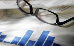 Creatas/Creatas/Getty Images Según las normas de contabilidad, una empresa debe incluir los costos directos en un estado de ganancias y pérdidas, pero estos cargos también se interrelacionan con otros resúmenes de datos financieros.