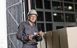 Jupiterimages/Comstock/Getty Images Los sistemas de inventarios periódicos se basan en las auditorías regulares del inventario para actualizar la información del seguimiento.