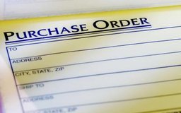 Medioimages/Photodisc/Photodisc/Getty Images Las órdenes de requisición y órdenes de compra a veces afectan también cuando una empresa necesita hacer una compra importante.