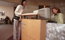 Ryan McVay/Photodisc/Getty Images Las tareas telefónicas son algunas de las muchas funciones que un recepcionista coordinador de citas realiza.