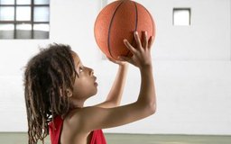 Alistair Berg/Digital Vision/Getty Images Una forma en que las tiendas de deporte se pueden comercializar a sí mismas, es mediante el patrocinio de los equipos locales.
