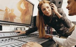 Digital Vision./Digital Vision/Getty Images Registra tu compañía discográfica como un negocio con tu estado y con las organizaciones que ayudan a las disqueras a hacer negocios.