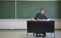 Jack Hollingsworth/Photodisc/Getty Images Las habilidades de un profesor de secundaria de idiomas extranjeros son vitales para los estudiantes en nuestra sociedad cada vez más global.