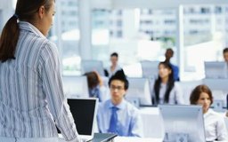 Ciaran Griffin/Stockbyte/Getty Images Los departamentos de recursos humanos son los responsables de planear y de manejar el entrenamiento para los empleados como el uso de un software nuevo.