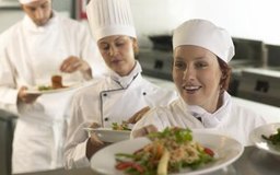Nick White/Digital Vision/Getty Images Las necesidades de personal varían de restaurante a restaurante pero los títulos de trabajo son los mismos.