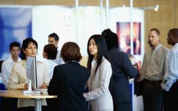 Ciaran Griffin/Stockbyte/Getty Images Piensa acerca de las razones por qué la gente asiste a las conferencias cuando estés planificando tu comercialización.