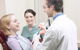 Hemera Technologies/AbleStock.com/Getty Images Los dentistas enfatizan medidas preventivas para ayudar a los pacientes a mantener los dientes sanos.