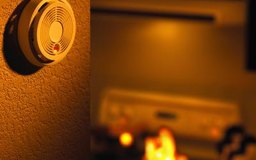 Jupiterimages/liquidlibrary/Getty Images Los técnicos de alarmas de incendio instalan dispositivos que permiten a la gente salvarse del fuego.