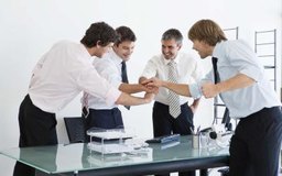 Jupiterimages/BananaStock/Getty Images Los empleados eficientes pueden inspirar a sus compañeros de trabajo e inculcar un ambiente de equipo.