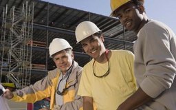 Jupiterimages/Comstock/Getty Images Calcular el porcentaje que los empleados por hora representan en tus costos puede ayudarte a organizar tus finanzas.