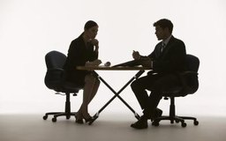 Comstock Images/Comstock/Getty Images Sé optimista, positivo y profesional en tu entrevista para un cargo en el área de relaciones públicas.