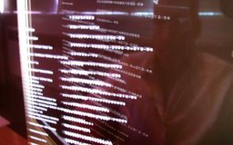 Stockbyte/Stockbyte/Getty Images Los programadores escriben códigos lingüísticos electrónicos que hacen trabajar a los sistemas y a los software.