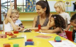 Stockbyte/Stockbyte/Getty Images La maestra de jardín de niños asume distintas funciones mientras ayuda a los niños a tener una primera experiencia escolar exitosa.