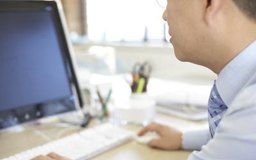 Polka Dot RF/Polka Dot/Getty Images Un sistema de inteligencia de negocios permite a sus usuarios el acceso a los informes de la empresa pertinente y normalizada.