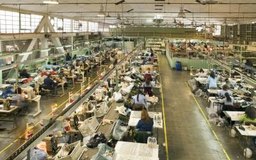 Felipe Dupouy/Lifesize/Getty Images Una especialización desmesurada puede ocurrir en plantas de ensamblaje en el que los empleados tienen una tarea específica para realizar.
