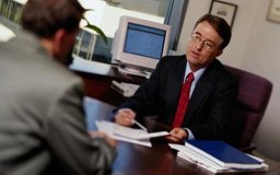 Keith Brofsky/Photodisc/Getty Images Un consultor profesional hace recomendaciones para realizar mejoras y hacer cambios organizacionales.