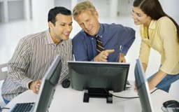Stockbyte/Stockbyte/Getty Images Los profesionales de la alta administración necesitan tener ciertos conocimientos y experiencia en computación.